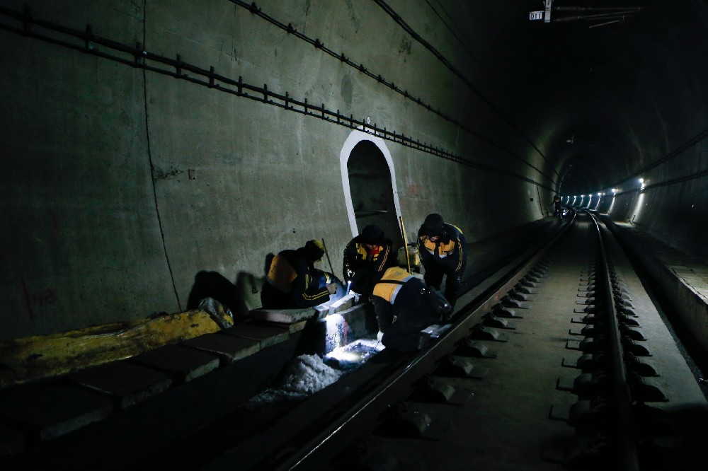 鄂托克前铁路运营隧道病害现状